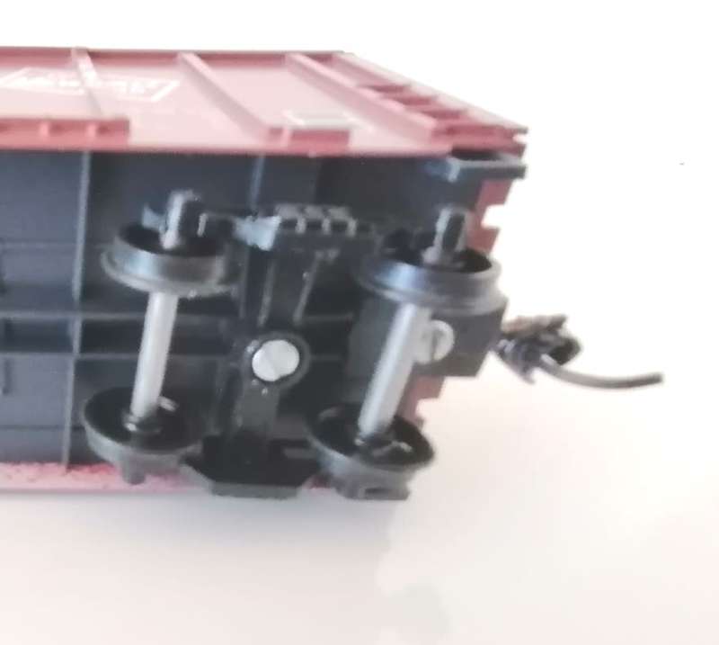 2x HO rolling stock - pse see description