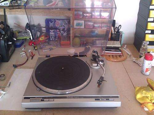 Technics Quartz Direct Drive Automatic Turntable SL-Q202