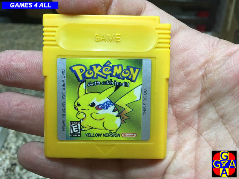 Gameboy Pocket + Pokemon Yellow Version - ALL WORKING
