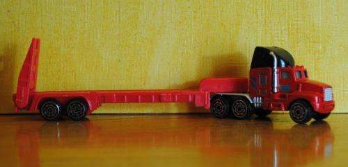 Chinese No Name Brand Low Loader  Red 1:87 HO Scale