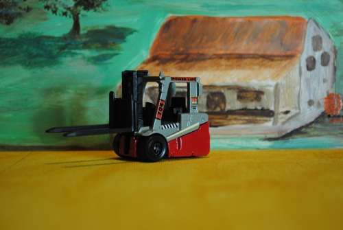 Matchbox Fork Lift - 1:72  almost HO Railway Scale