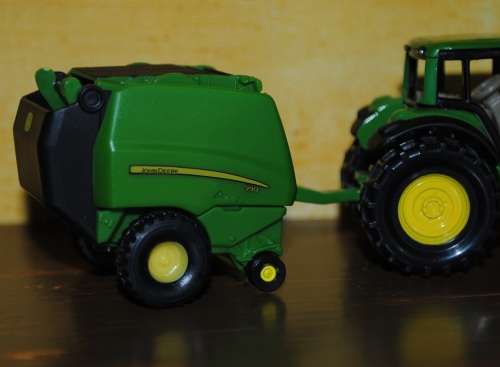 Siku 1665 John Deere Tractor and Baler 1:87 HO Railway Scale