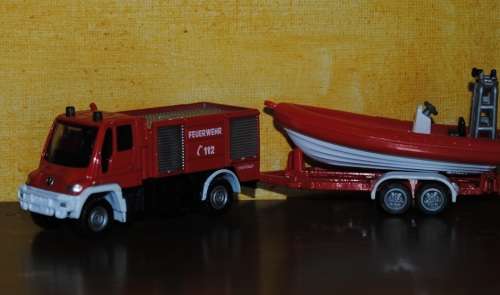 Siku 1636 Mercedes Benz Fire Tender rescue Vehicle with Rubber Duck 1:87 Ho Scale