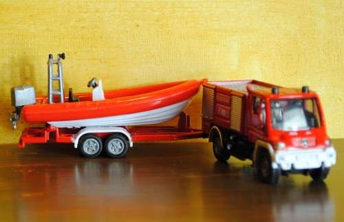 Siku 1636 Mercedes Benz Fire Tender rescue Vehicle with Rubber Duck 1:87 Ho Scale