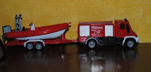 Siku 1636 Mercedes Benz Fire Tender rescue Vehicle with Rubber Duck 1:87 Ho Scale