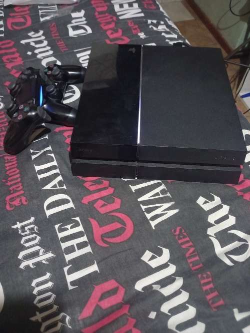 Sony PS4 500Gigs (2 CONTOLLERS)