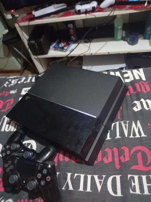 Sony PS4 500Gigs (2 CONTOLLERS)