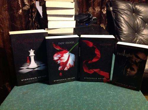 THE TWILIGHT SAGA 4 BOOKS - STEPHENIE MEYER