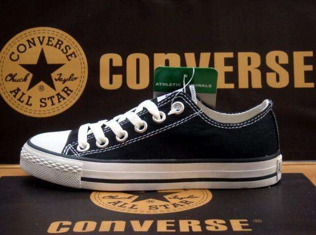 Converse All Star**** Men Sizes Available **** 6 7 8 9 10*** Available In NAVY OR WHITE OR BLACK****