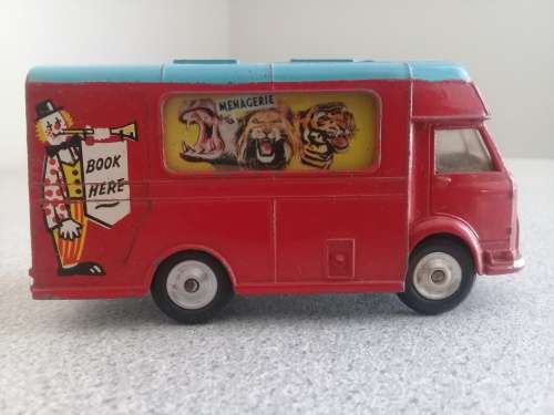 CORGI: CHIPPERFIELDS CIRCUS: BOOKING OFFICE VAN: USED: GOOD CONDITION