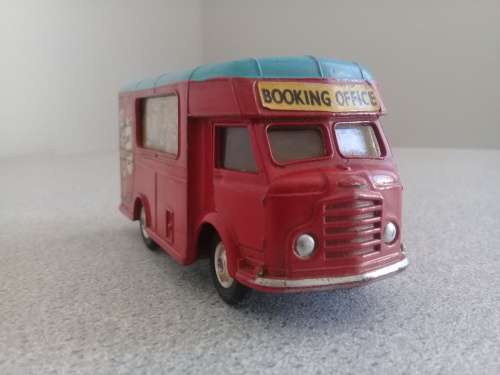 CORGI: CHIPPERFIELDS CIRCUS: BOOKING OFFICE VAN: USED: GOOD CONDITION