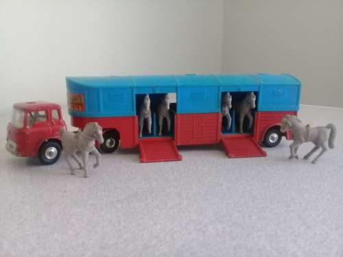 CORGI CHIPPERFIELDS:BEDFORD HORSE TRANSPORTER PLUS 6 HORSES.GOOD CONDITION