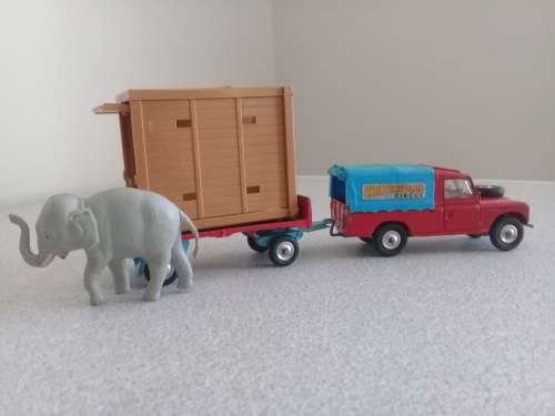 CORGI CHIPPERFIELDS CIRCUS: LANDROVER PLUS TRAILER PLUS CARRIER WITH ELEPHANT