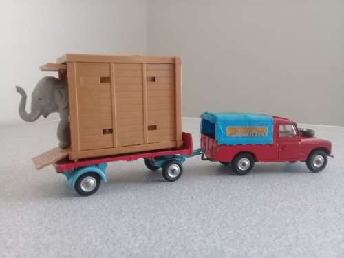 CORGI CHIPPERFIELDS CIRCUS: LANDROVER PLUS TRAILER PLUS CARRIER WITH ELEPHANT