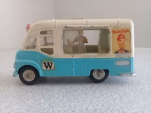 CORGI CHIPPERFIELDS CIRCUS: MISTER SOFTEE SMITHS ICE CREAM VAN