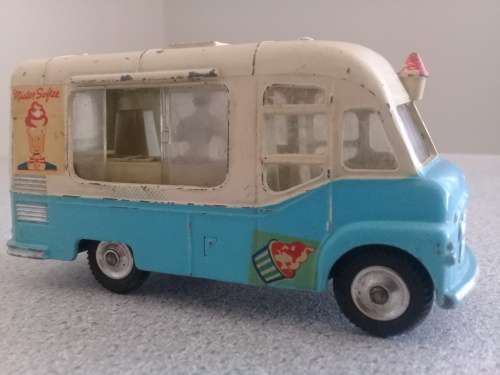 CORGI CHIPPERFIELDS CIRCUS: MISTER SOFTEE SMITHS ICE CREAM VAN