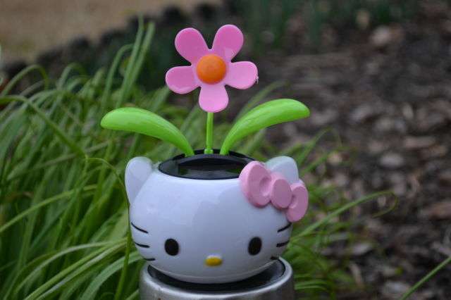 Hello Kitty Solar powered flower, Teach children the benefits of solar energy while creat a fun toy