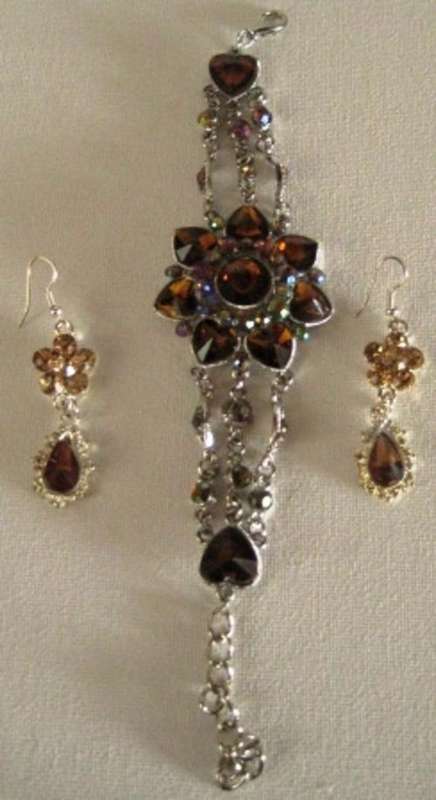 BOOKED FOR MELOSHNEE **MAHARANI COLLECTION** BRACELET & EARRINGS