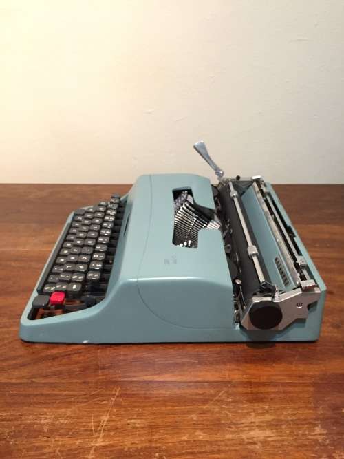 olivetti lettera 32 typewriter