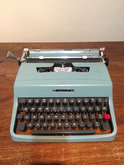 olivetti lettera 32 typewriter