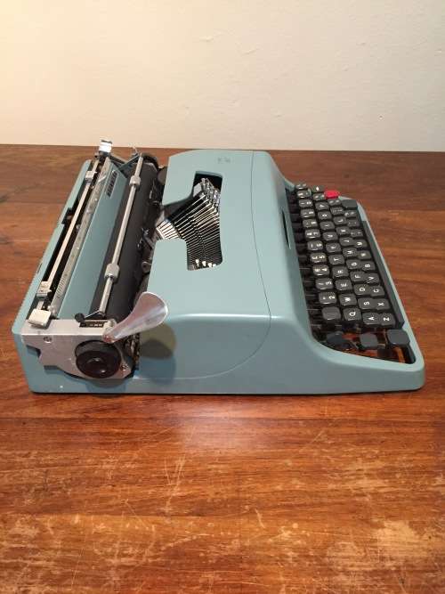 olivetti lettera 32 typewriter
