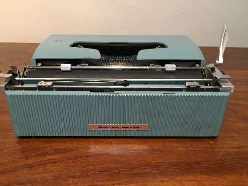 olivetti lettera 32 typewriter