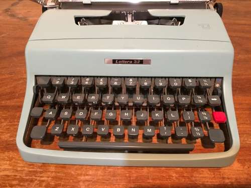 olivetti lettera 32 typewriter