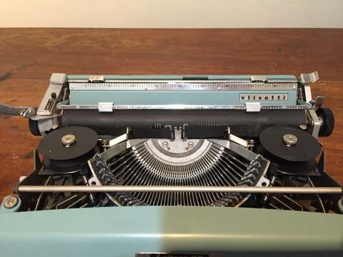 olivetti lettera 32 typewriter
