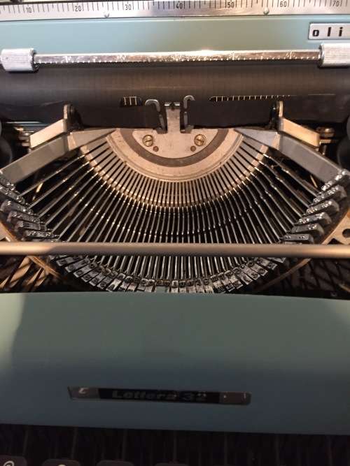 olivetti lettera 32 typewriter