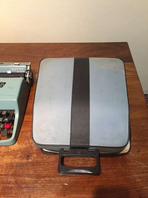 olivetti lettera 32 typewriter