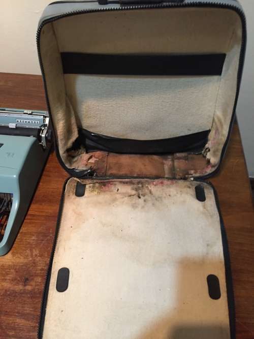 olivetti lettera 32 typewriter