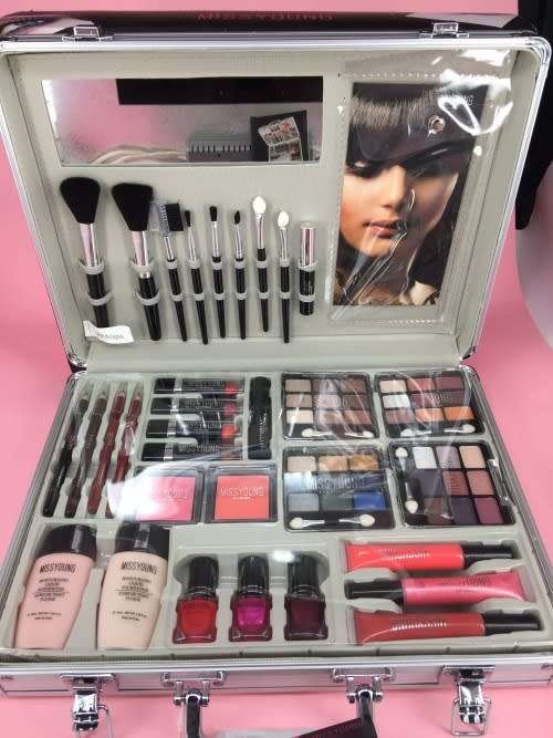 MISS YOUNG MAKE UP KIT