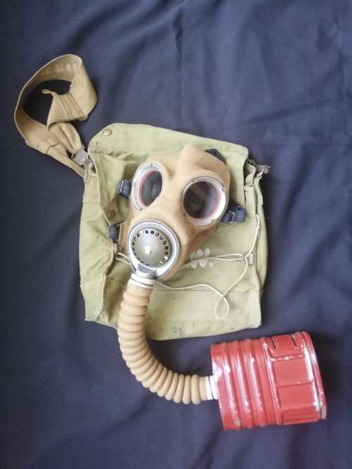 WW2 British/Canadian Gas mask and bag. U.D.F. issue.