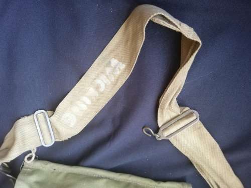 WW2 British/Canadian Gas mask and bag. U.D.F. issue.