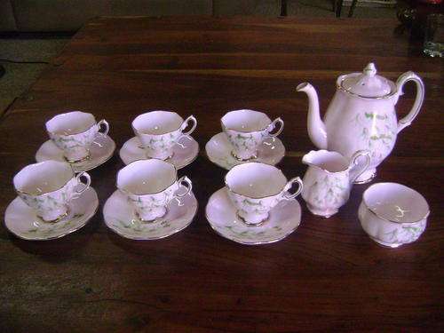 16 PIECE ROYAL ALBERT DEMATISSE SET (1950's LAURENTIAN SNOWDROP DESIGN)