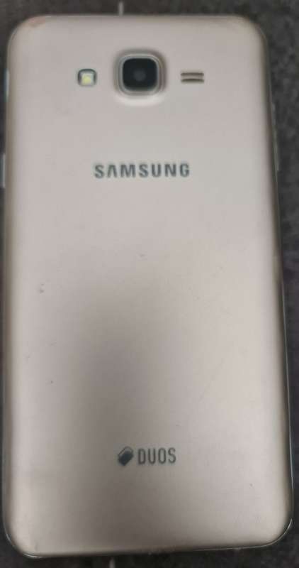 Samsung J7 cellphone
