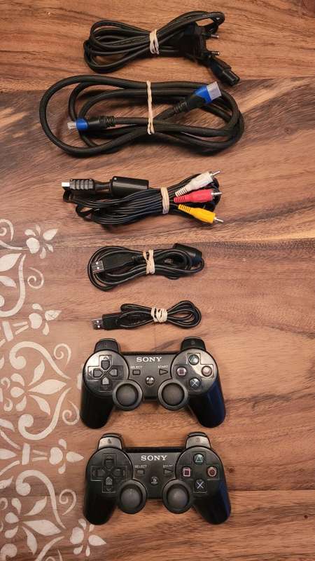 Sony Playstation 3 Slim 120GB Black + 2 Controllers + 2 Games + Cables