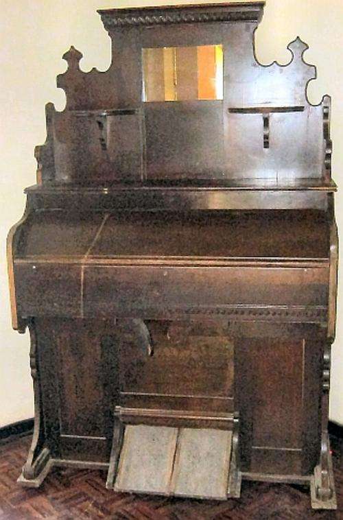 1900'S ANTIQUE ESTEY ORGAN - A GIVE AWAY AT THIS PRICE