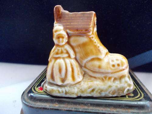 There was an old lady who lived in a shoe - Wade, England "" PRICED REDUCED""