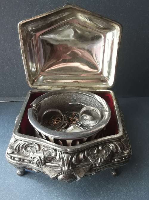 Vintage jewelry box and and some vintage costume jewelry items