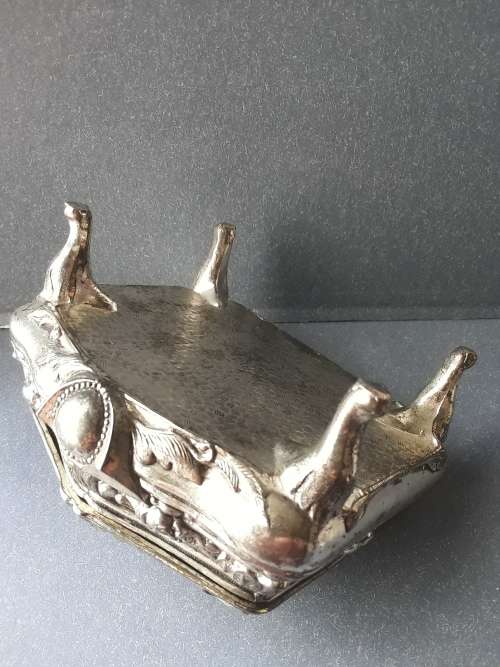 Vintage jewelry box and and some vintage costume jewelry items