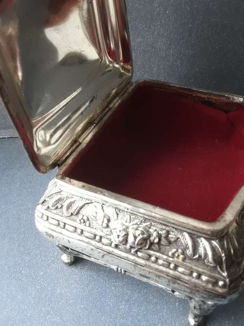 Vintage jewelry box and and some vintage costume jewelry items