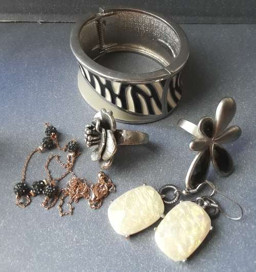 Vintage jewelry box and and some vintage costume jewelry items