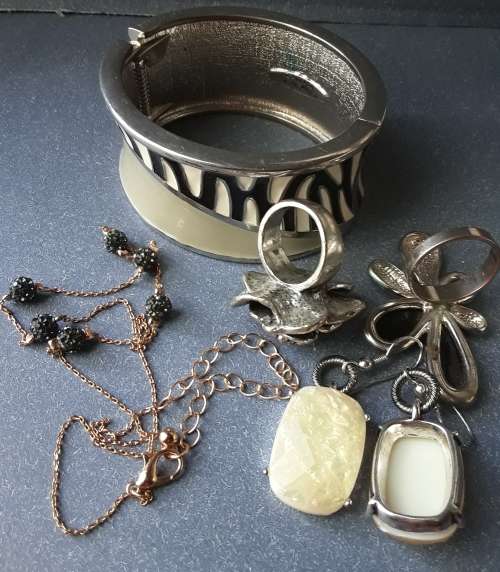 Vintage jewelry box and and some vintage costume jewelry items