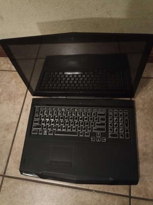 Dell Alienware M17x R2 Gaming Laptop - FOR REPAIRS OR PARTS