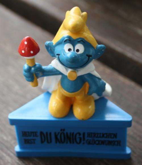 King Smurf on triangular stand  " Heute Bist Du Konig! Herzlichen Gluckwunsch"