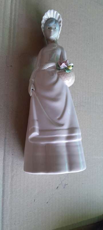SPAIN PORCELAIN FIGURINE