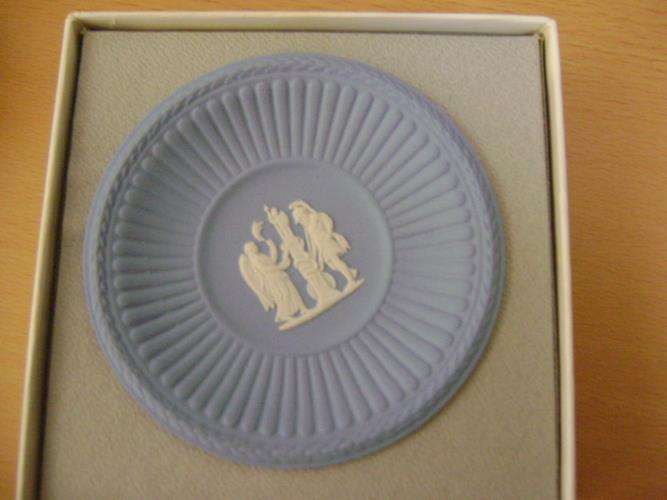 Small Wedgewood dish in box