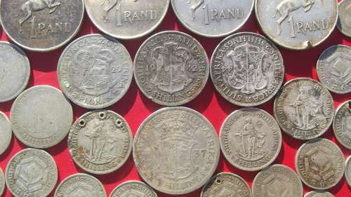 80% SILVER COINS. 175 GRAMS. FLORINS: 1944/1929. SHILLINGS: 1928/1947/1938.