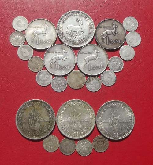 COLLECTION OF 80% AND 50% UNION SILVER COINS. TOTAL WEIGHT OF 196.76 GRAMS.